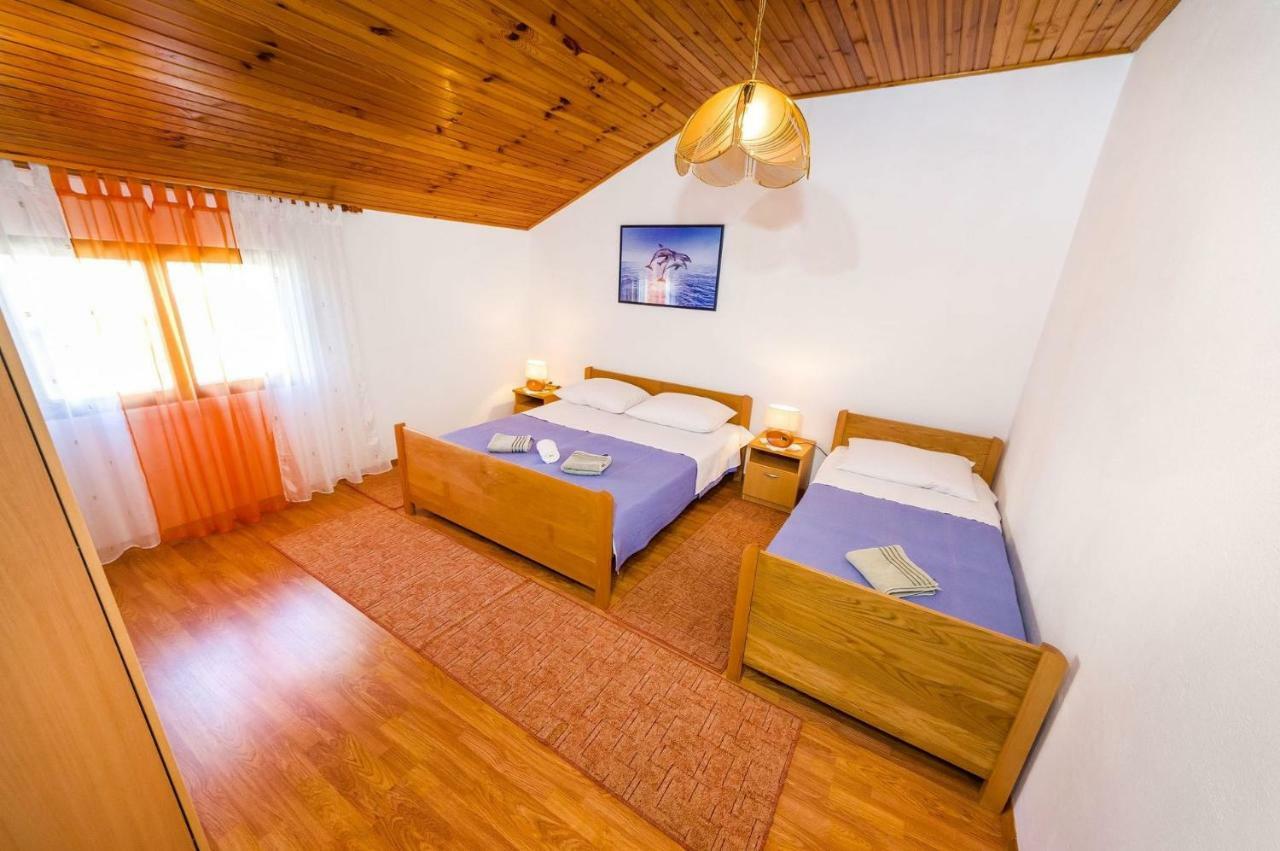 Apartment Matkos - With Garden And Terrace Nin Zewnętrze zdjęcie