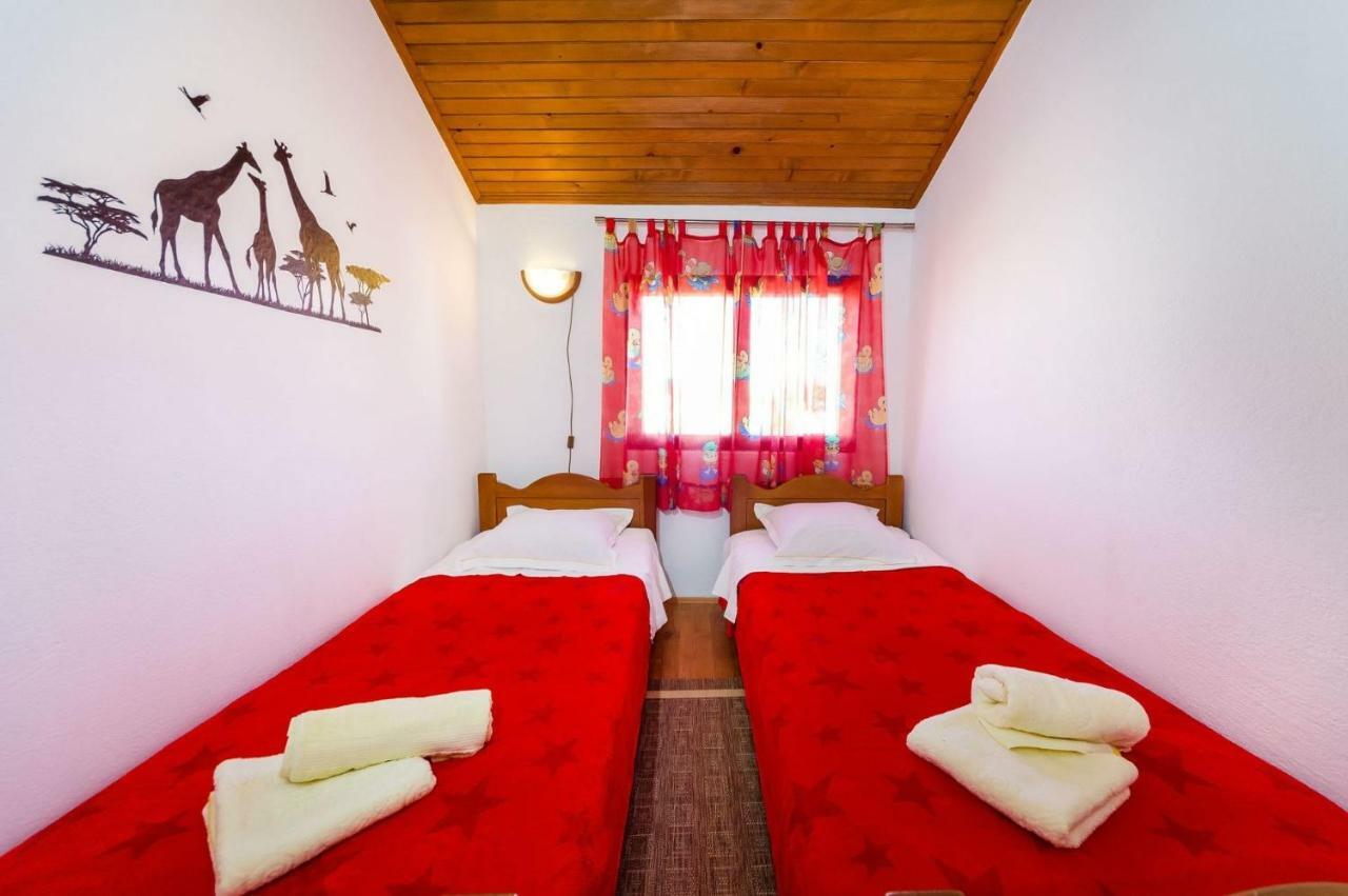Apartment Matkos - With Garden And Terrace Nin Zewnętrze zdjęcie